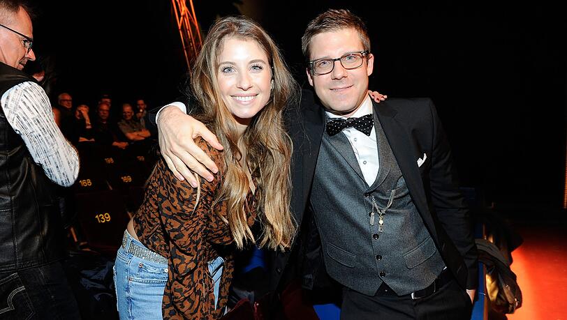 Strahlen um die Wette: Cathy Hummels und ihr Bruder Dr. Sebastian Fischer.