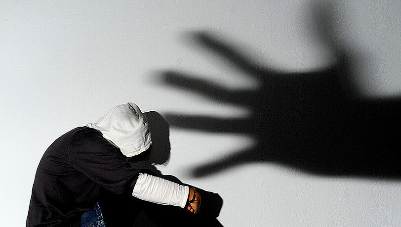 Weil die 22-Jährige den Täter aufforderte sich auf das WC zu setzen, konnte sie aus der Kabine fliehen. (Symbolbild) Weil die 22-Jährige den Täter aufforderte sich auf das WC zu setzen, konnte sie aus der Kabine fliehen. (Symbolbild)