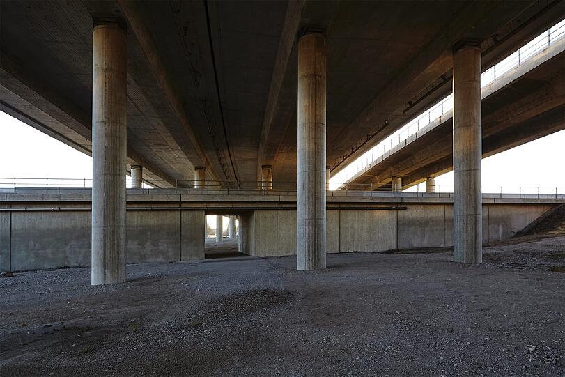 Das dritte Gewinnerbild: Bislang ist unter dem Tatzelwurm, der Autobahnbrücke am Frankfurter Ring: nichts. Julian Dostmann und Malte Wandel können sich vorstellen, dass sich das ändert. Nicht nur Wohnen, auch Sport ginge hier. &bdquo;Eventuell ein paar Fußballplätze, die auch im Winter genutzt werden könnten, oder eine Boulderhalle&ldquo;, schreiben die beiden. Warum eigentlich nicht?