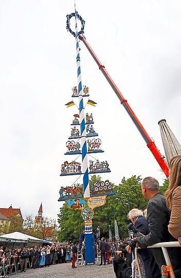 Die Feuerwehr richtet den Baum auf, der Markt hat sein Wahrzeichen wieder.