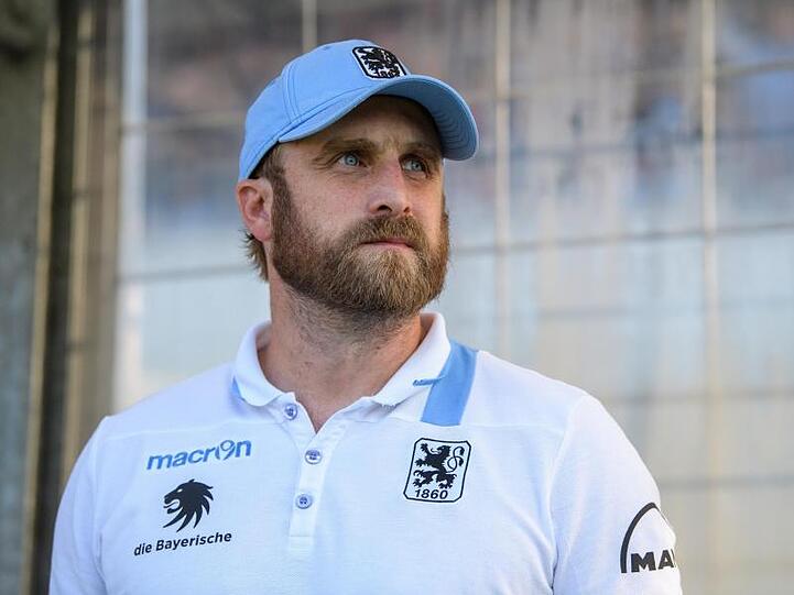 Trainer Daniel Bierofka von 1860 München steht vor Spielbeginn am Spielfeldrand. Foto: Matthias Balk/dpa