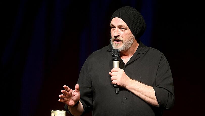 Er ist blitzschlau, aber dennoch bodenständig. Er ist rotzfrech, aber dennoch galant: Torsten Sträter live im Circus Krone.