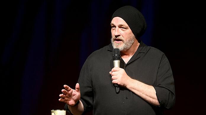 Er ist blitzschlau, aber dennoch bodenständig. Er ist rotzfrech, aber dennoch galant: Torsten Sträter live im Circus Krone.