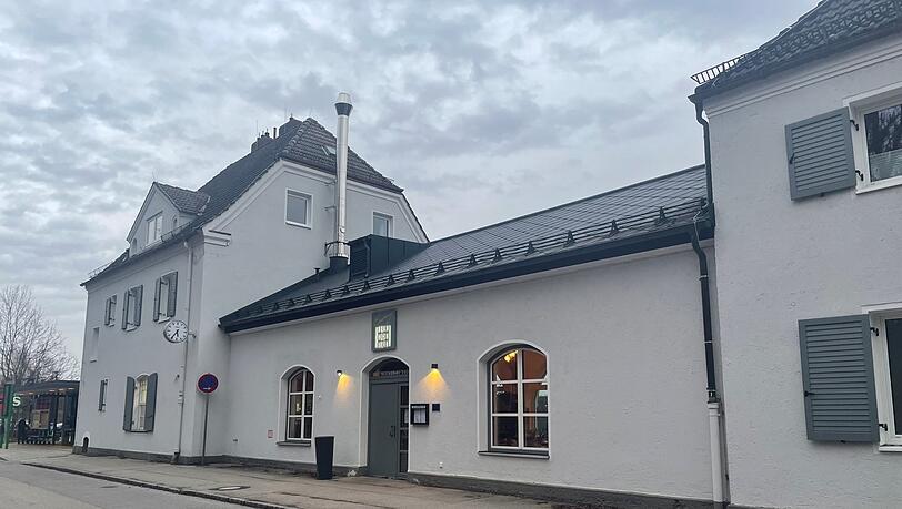 Die Feinkochwerk Eatery von Ines und Georg Czaya befindet sich im ehemaligen Bahnhofsgebäude in Seefeld-Hechendorf. Die Feinkochwerk Eatery von Ines und Georg Czaya befindet sich im ehemaligen Bahnhofsgebäude in Seefeld-Hechendorf.