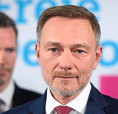 Christian Lindner kündigt in Berlin seinen Rücktritt an, wenn es seine Partei nicht ins Parlament schafft. Christian Lindner kündigt in Berlin seinen Rücktritt an, wenn es seine Partei nicht ins Parlament schafft.