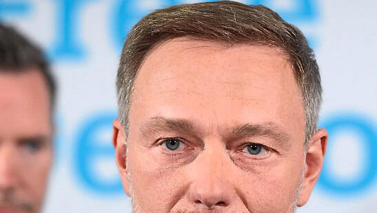 Christian Lindner kündigt in Berlin seinen Rücktritt an, wenn es seine Partei nicht ins Parlament schafft. Christian Lindner kündigt in Berlin seinen Rücktritt an, wenn es seine Partei nicht ins Parlament schafft.