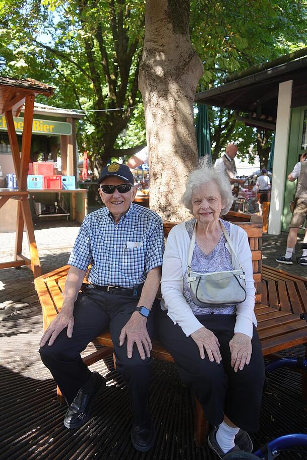 Carl (87) und Marcia (86) sitzen auf dem Viktualienmarkt im Schatten. Carl (87) und Marcia (86) sitzen auf dem Viktualienmarkt im Schatten.