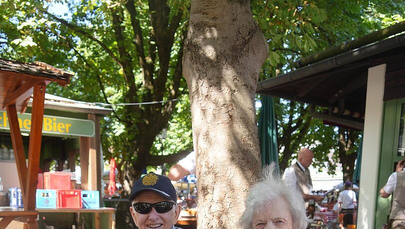 Carl (87) und Marcia (86) sitzen auf dem Viktualienmarkt im Schatten. Carl (87) und Marcia (86) sitzen auf dem Viktualienmarkt im Schatten.