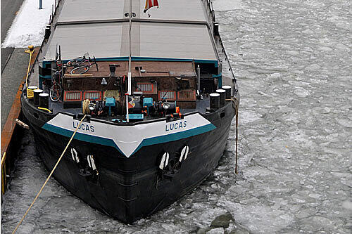Große Eisschollen haben die Schifffahrt auf Teilen des Mittellandkanals zum Erliegen gebracht.