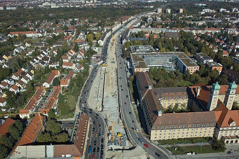 2,8 Kilometer lang und knapp 400 Millionen Euro teuer: Die Untertunnelung des Mittleren Rings im Südwesten ist Münchens größte Baustelle. Damit unten gebuddelt werden kann, muss der Verkehr am Ring (hier am Luise-Kiesselbach-Platz) per Linksschwenk komplett umgeleitet werden.