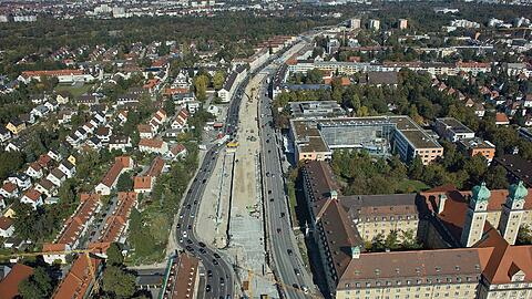 2,8 Kilometer lang und knapp 400 Millionen Euro teuer: Die Untertunnelung des Mittleren Rings im Südwesten ist Münchens größte Baustelle. Damit unten gebuddelt werden kann, muss der Verkehr am Ring (hier am Luise-Kiesselbach-Platz) per Linksschwenk komplett umgeleitet werden.