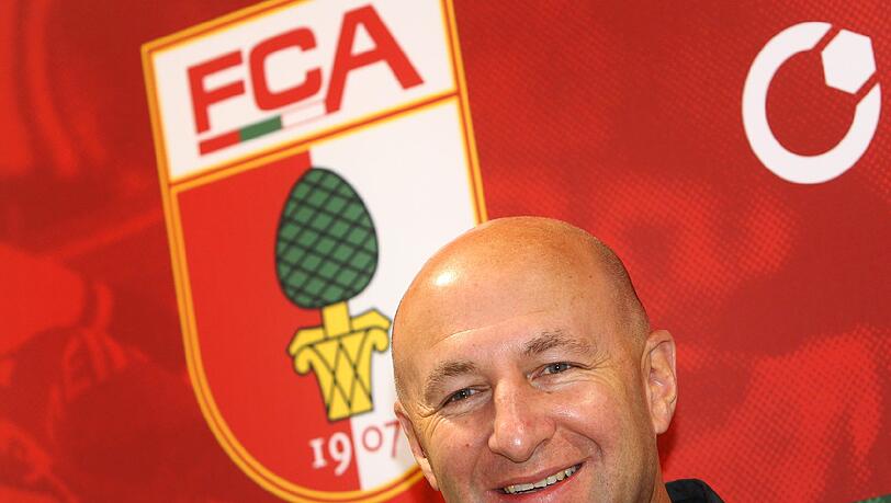 Der neue Präsident des FC Augsburg Klaus Hofmann am 04.12.2014 bei einer Pressekonferenz. Der neue Präsident des FC Augsburg Klaus Hofmann am 04.12.2014 bei einer Pressekonferenz.