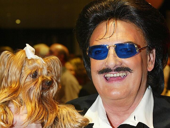 Rudolph Moshammer, wie man ihn zu Lebzeiten kannte: Mit Lächeln im Gesicht und Daisy auf dem Arm