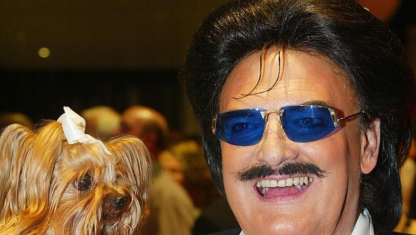 Rudolph Moshammer, wie man ihn zu Lebzeiten kannte: Mit Lächeln im Gesicht und Daisy auf dem Arm