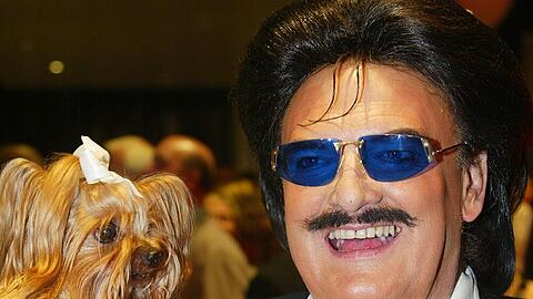 Rudolph Moshammer, wie man ihn zu Lebzeiten kannte: Mit Lächeln im Gesicht und Daisy auf dem Arm