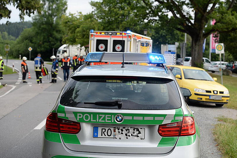 Eine 14 jährige wurde beim überqueren der Straße zum Bushäuschen von einem PKW erfasst und schwer Verletzt. Bilder der Unfallstelle.