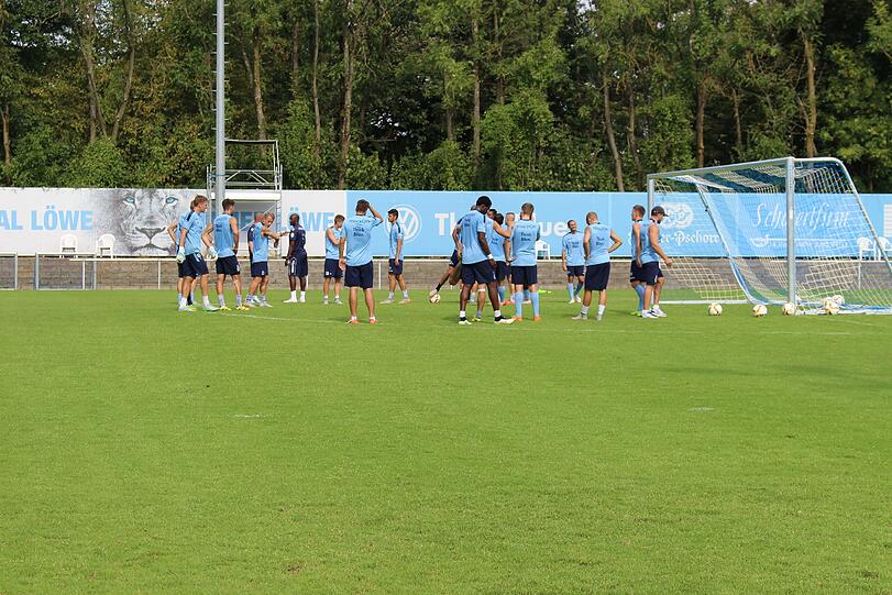 Schrecksekunde für Degenek beim Training am Freitag. Hier die Bilder vom Vormittagstraining.