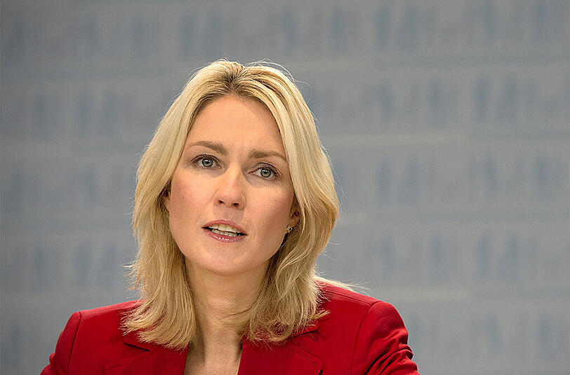 Und auch Familienministerin Manuela Schwesig fährt den gleichen Audi A8 3.0 TDI L quattro Lang tiptronic (Baujahr 2015); CO2-Ausstoß: 159 g/kg