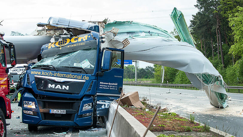 Ein spektakulärer Unfall mit einem Windradflügel hat sich am Dienstag auf der A33 bei Bielefeld ereignet.