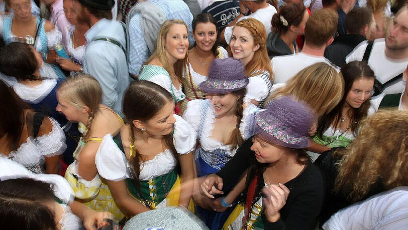 Das Feiern soll für Wiesn-Besucherinnen sicherer werden. (Archivbild)