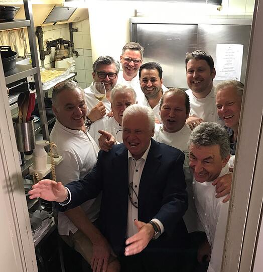 Starköche in der Mini-Küche der grünen Gans (vorne v.l.): Karl Ederer, Eckart Witzigmann, Hans Haas; (2. Reihe v. l.) Rudi Färber, Christian Grainer, Bobby Bräuer; (3. Reihe v. l.) Hans Jörg Bachmeier, Manuel Reheis, Ali Güngörmüs und Martin Fauster.