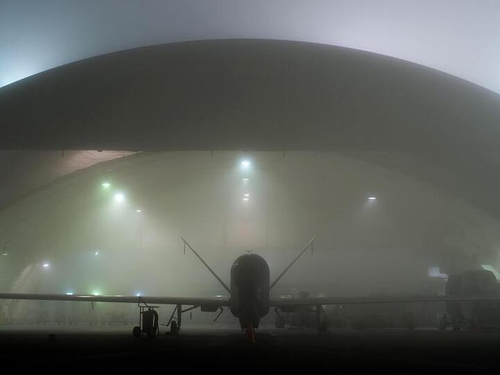 Eine Drohne vom Typ "RQ-4A Global Hawk" bei starkem Nebel im Hangar.