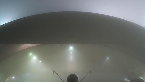 Eine Drohne vom Typ "RQ-4A Global Hawk" bei starkem Nebel im Hangar.