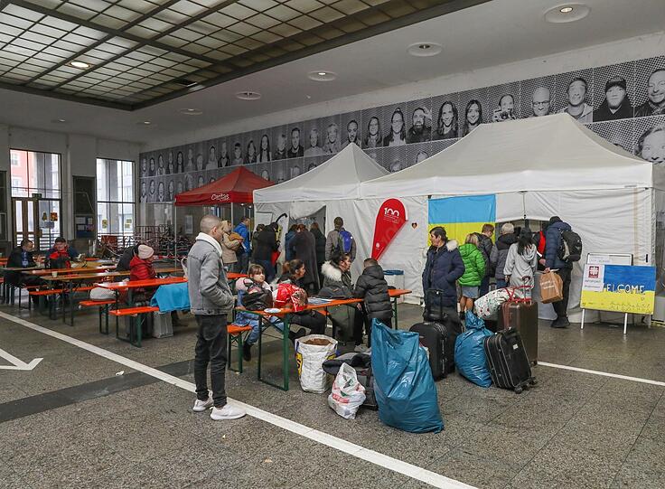 Nach wie vor eine erste Anlaufadresse: der Infopoint der Caritas im Starnberger Flügelbahnhof. Hunderte kommen täglich an. Aber nicht alle bleiben.