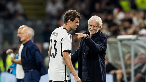 Und plötzlich ist der Erfolg zurück: Thomas Müller (li.) und Aushilfs-Trainer Rudi Völler führen die Nationalelf zum Sieg gegen Frankreich.