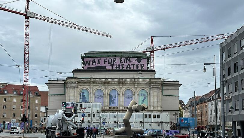 Nach einem vorübergehenden Baustopp kann bei der Sanierung des historischen Augsburger Theaters weitergebaut werden. (Archivbild) Nach einem vorübergehenden Baustopp kann bei der Sanierung des historischen Augsburger Theaters weitergebaut werden. (Archivbild)