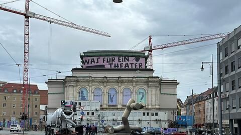 Nach einem vorübergehenden Baustopp kann bei der Sanierung des historischen Augsburger Theaters weitergebaut werden. (Archivbild)