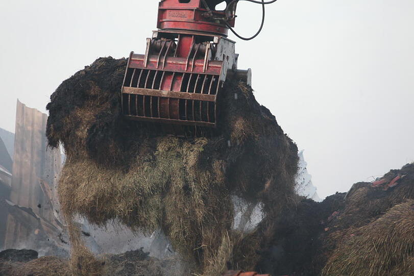 Aufräumarbeiten nach dem Mega-Brand in Heldenstein: Die Feuerwehr kann noch nicht aufatmen und kümmert sich um die Brandruine. Bei dem Feuer ist ein Schaden von etwa einer Million Euro entstanden.