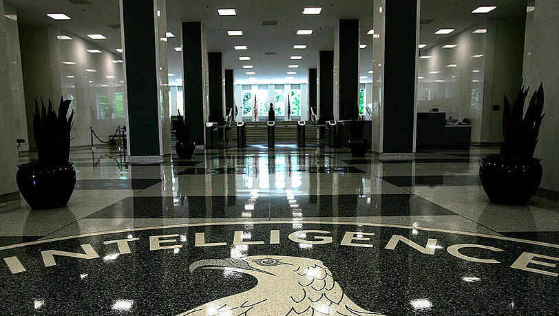 Die Mehrheit der US-Bürger befürwortet die "erweiterten Verhörtechniken" des Geheimdienstes CIA im Kampf gegen den internationalen Terrorismus. Auf dem Bild ist das Foyer des CIA-Hauptgebäudes zu sehen. Die Mehrheit der US-Bürger befürwortet die "erweiterten Verhörtechniken" des Geheimdienstes CIA im Kampf gegen den internationalen Terrorismus. Auf dem Bild ist das Foyer des CIA-Hauptgebäudes zu sehen.