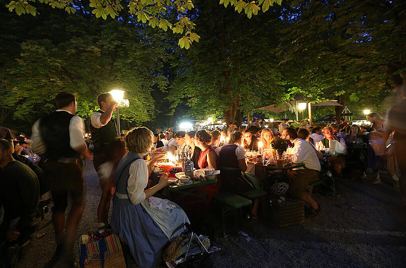 Der Kocherlball am Chinesischen Turm: die schönsten Bilder vom Tanzen im Englischen Garten.