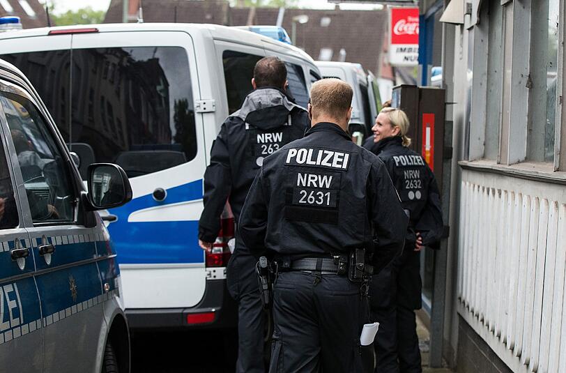 NRW in Aufruhr: Polizisten stehen vor einem türkischen Reisebüro.