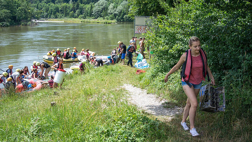 Reichlich Müll sammelten die freiwilligen Helfer am Sonntag auf der Isar ein. Die Bilder der RamaDama-Aktion.