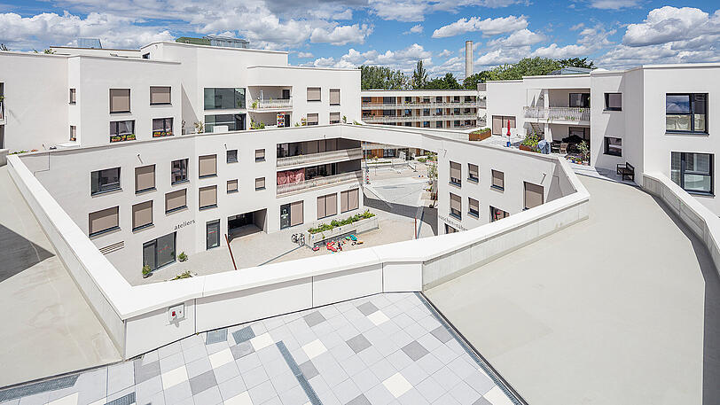 Schwabing-Freimann, Fritz-Winter-Straße 6-20: Fünf polygonale Häuser, mit Brücken (plus Gemeinschaftsterrassen) verbunden, dazwischen Höfe und Plätze, im Erdgeschoss Büros, Praxen, Alteliers und ein gemeinschaftliches Café. Die Wohnbaugenossenschaft Wagnis hat mit "WagnisArt" im Domagkpark (138 Wohnungen) ein nachahmenswertes Gemeinschaftsprojekt geschaffen. Vor allem die Idee der "Wohncluster" besticht.