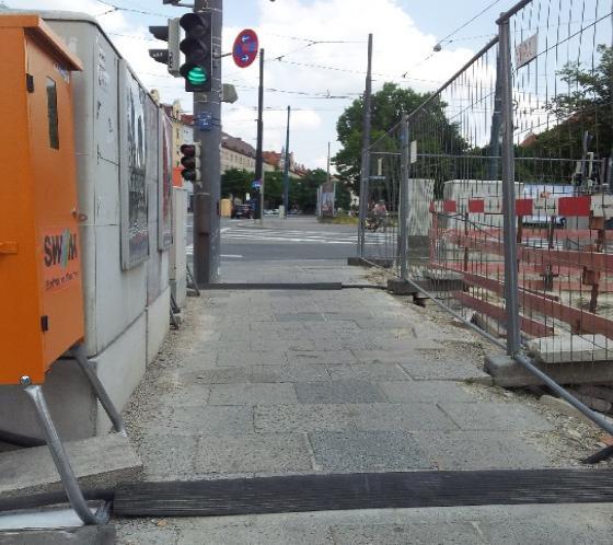 Gefährliche Stolperstelle: Die Kabelführung über den Gehweg.