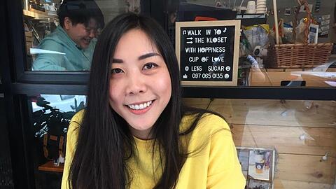 Die Schriftstellerin Aimanan Anantalabhochai, bekannt als "Kilin", sitzt vor dem Café "The Kloset". Das Café, das die Autorin zusammen mit einem Team betreibt, ist ein Treffpunkt für Lesben.