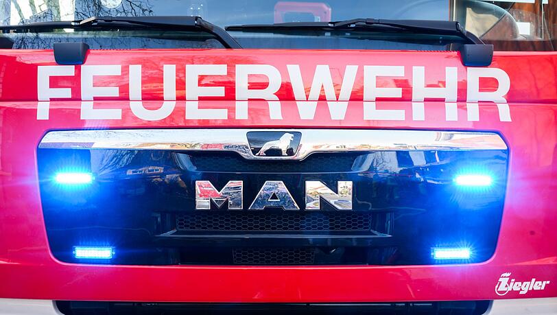 Die Feuerwehr ist im Einsatz, um den Brand zu löschen. (Symbolbild)