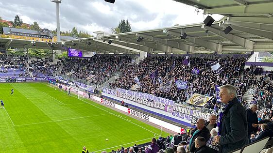 Der Spruch auf dem Banner der Auer Fans gilt heute für beide Seiten