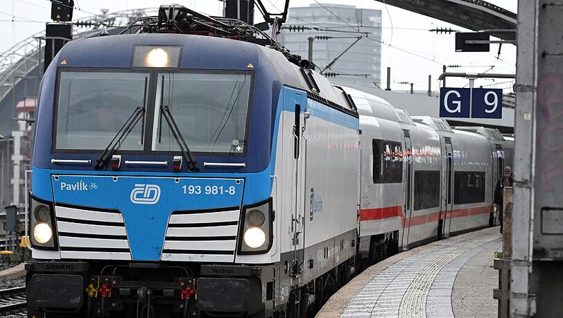 Angemietete Loks m&uuml;ssen derzeit wegen fehlender Zulassungen f&uuml;r den eigentlichen Steuerwagen noch den neuen ICE L ziehen.