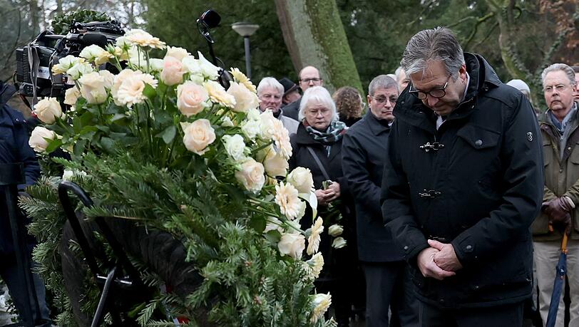 Herzing im vergangenen Jahr bei einer Kranzniederlegung am Tatort. (Archivbild)