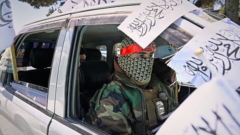 Schon in den vergangenen Tagen waren in der Hauptstadt die Taliban-Fahnen mit schwarzer Schrift auf wei&szlig;em Hintergrund erneuert worden.