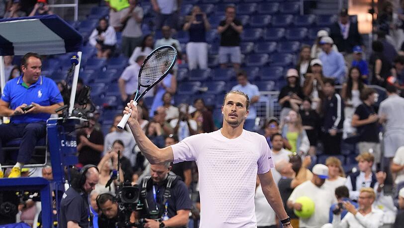 Alexander Zverev bedankt sich bei den Fans.