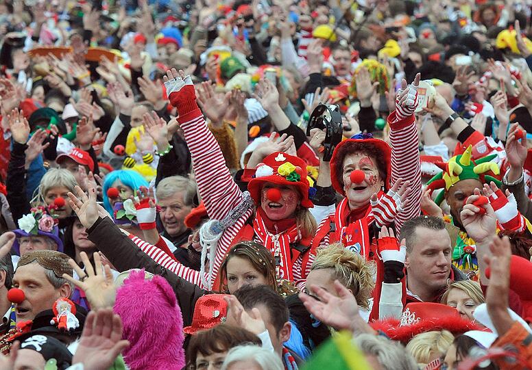 Kölle Alaaf! Bunte Clowns, Superman auf dem Weg zum Feiern, barocke Hochzeitsoufits. Köln steht heute Kopf! Sogar die Hunde werden hier verkleidet!