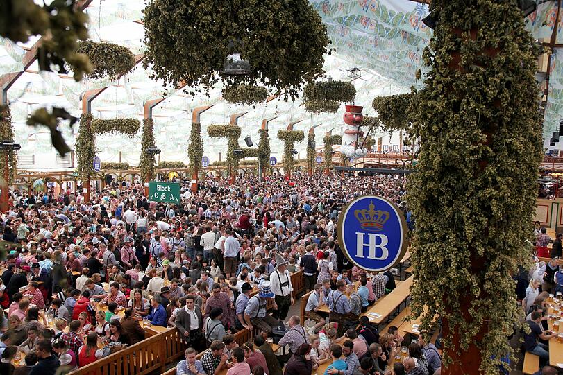 Bierzelte: Gigantisch. Das größte ist das Hofbräuzelt mit 10 000 Sitzplätzen inklusive Biergarten. Alle Zelte zusammen: rund 118 000 Plätze.