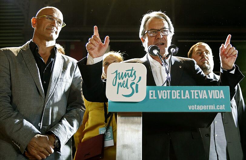 Wegen der Abhaltung einer illegalen Volksbefragung ermittelt Spaniens Justiz gegen den katalanischen Regierungschef Artur Mas (am Mikrofon).