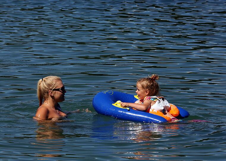 Lassen sich nicht hetzen sondern treiben: Greta, 3, mit einer Freundin im Lußsee.