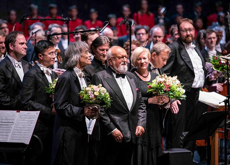 Kent Nagano und der Komponist Krzysztof Penderecki beim Schlussapplaus.
